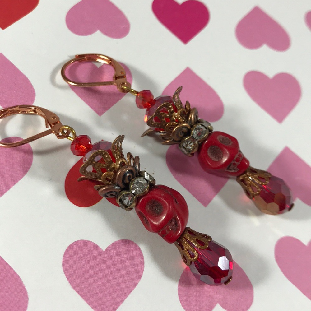 Red queen skull earrings